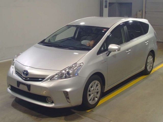 12656 Toyota Prius alpha ZVW41W 2013 г. (TAA Yokohama)